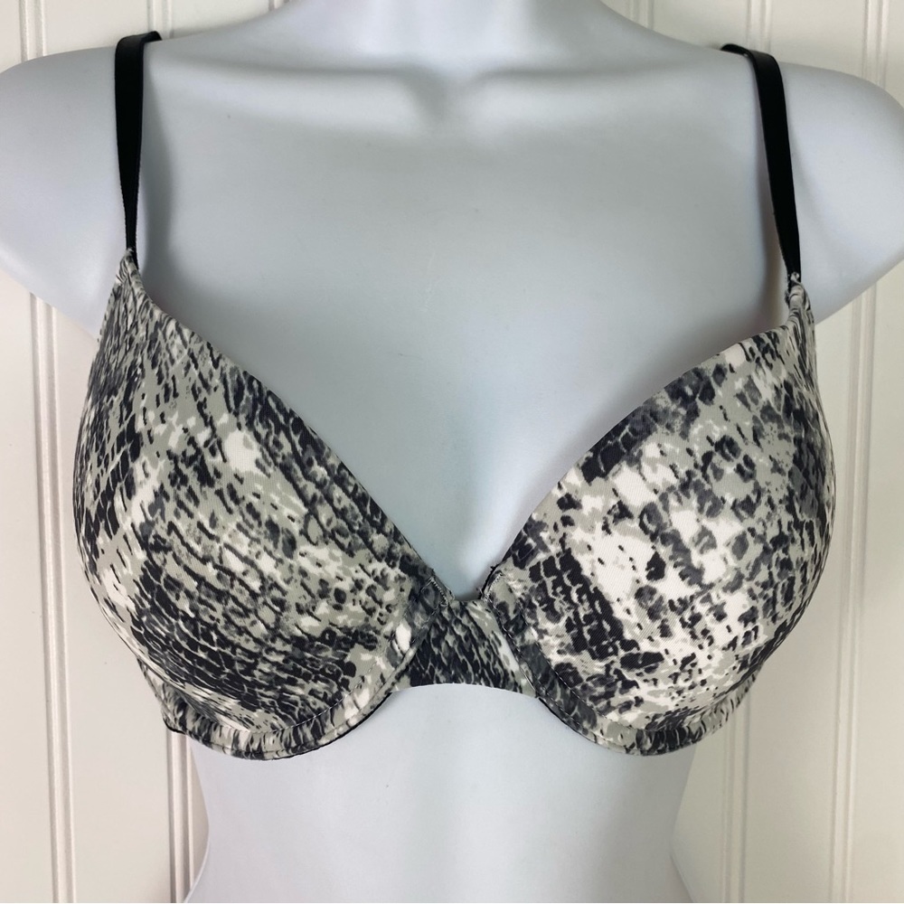 Pink Victoria Secret Wear Everywhere T -Shirt Lightly‎ Lined Bra 34C Snake Print